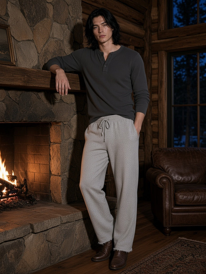 Man in the Frayed Enzyme Washed Fleece Sweatpants in Light Gray, à deux