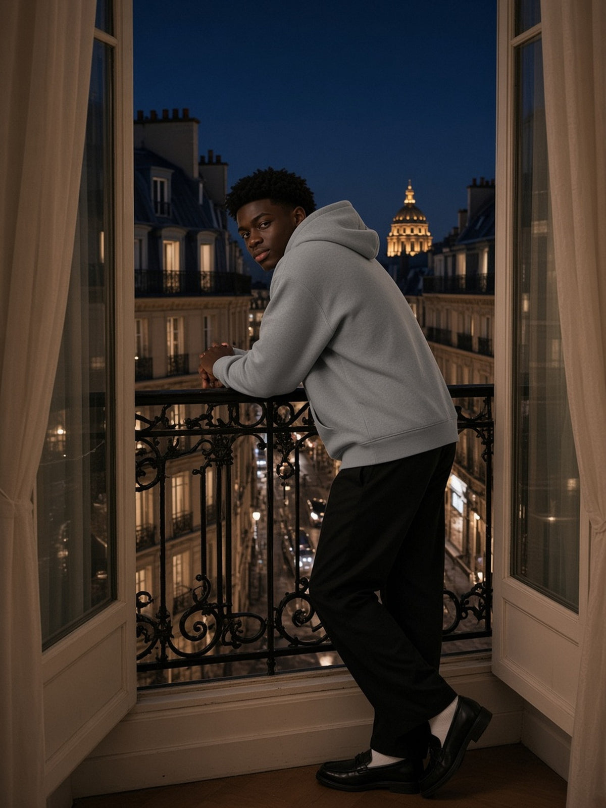 Man in the Oversize Fleeced Hoodie in Light Gray, model front