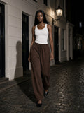 Woman in the Fleece Drawstring Straight-Leg Sweatpants in Brown, à deux