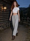 Woman in the Frayed Enzyme Washed Fleece Sweatpants in Light Gray, à deux