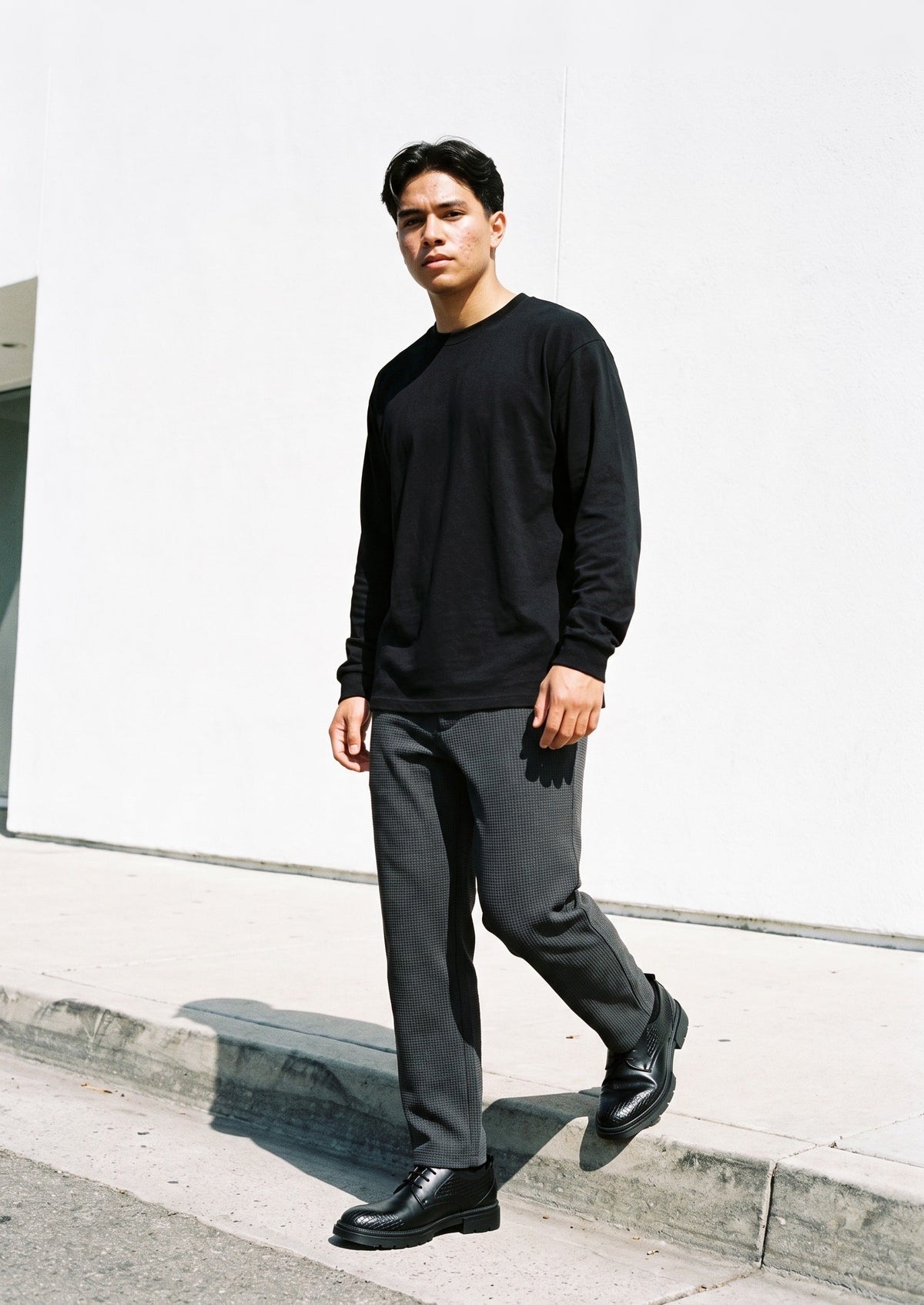 Man wearing The Doorman Derby in Black