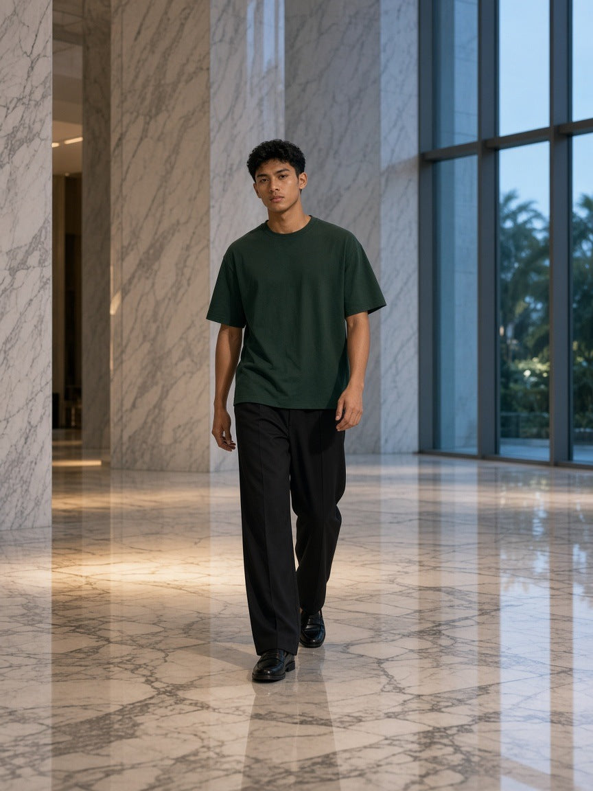 Man in the Heavyweight Boxy T-Shirt in Blackish Green, à deux