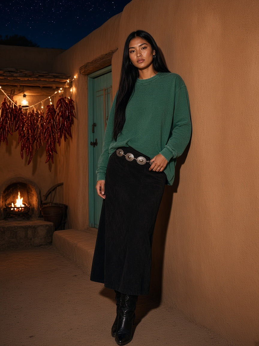 Woman in the Mineral Wash Waffle Oversized T-Shirt in Blackish Green, à deux