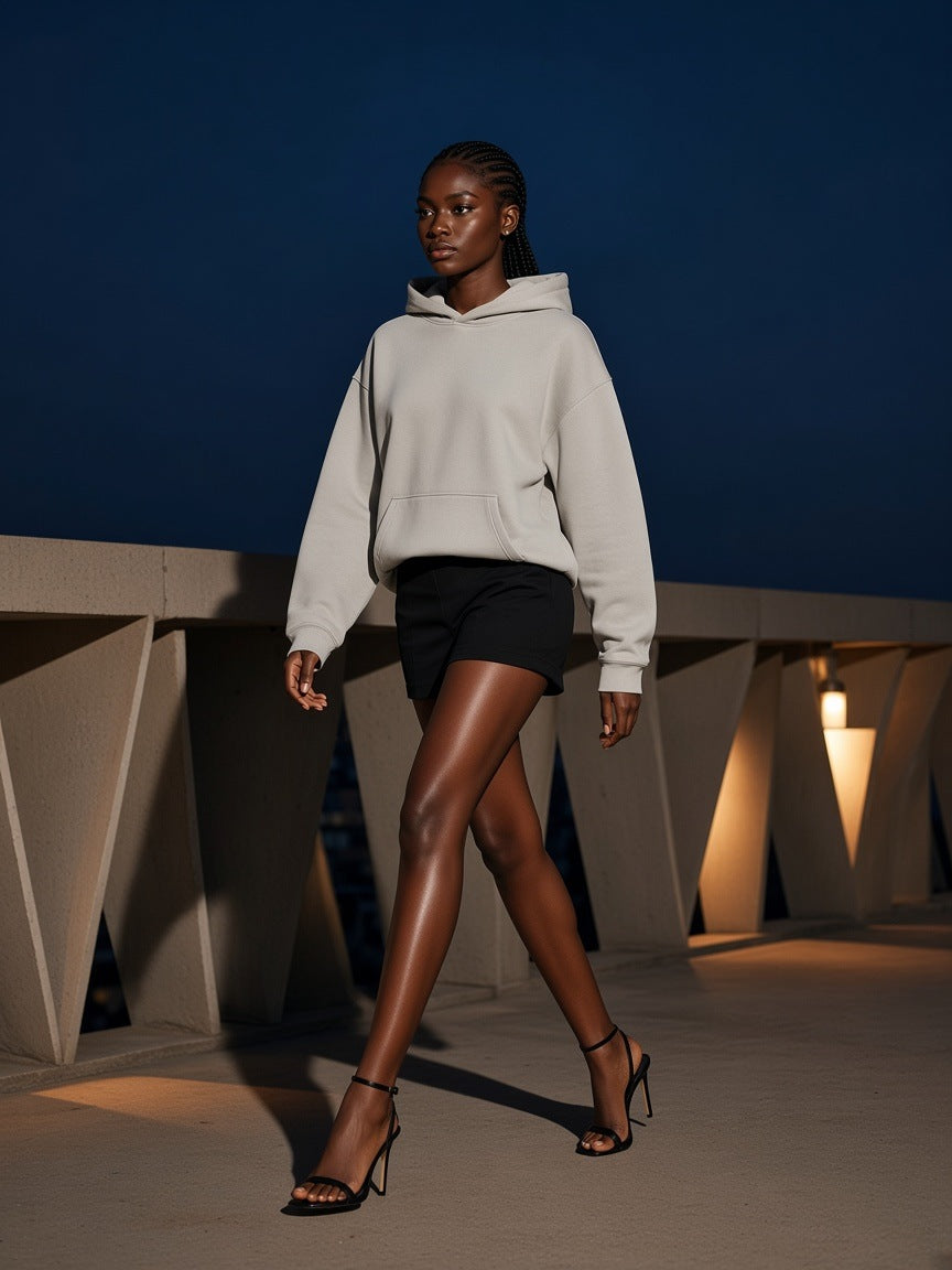 Woman in the Vintage Wash Boxy Hoodie in Light Gray, à deux