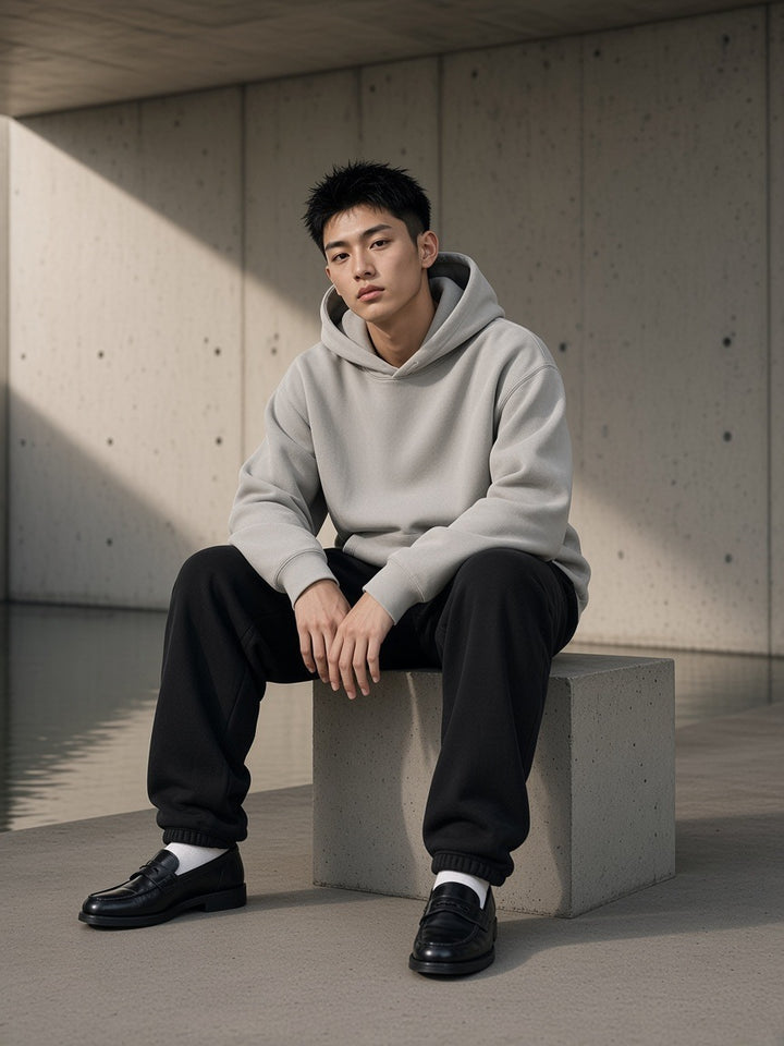 Man in the Vintage Wash Boxy Hoodie in Light Gray, à deux