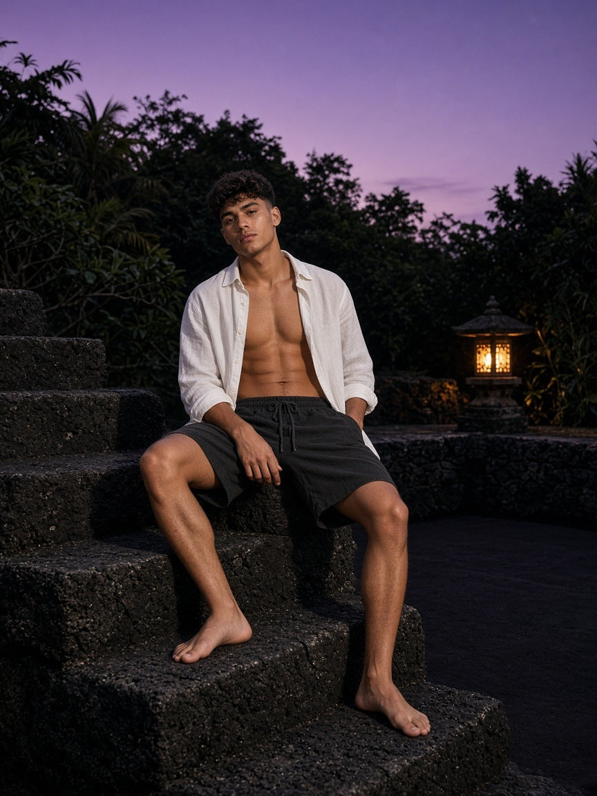 Man in the Vintage Wash Cotton Shorts in Black, à deux